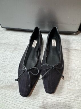 Badgley Mischka Black Mesh Ballet Flats with Pointed Toe and Bow